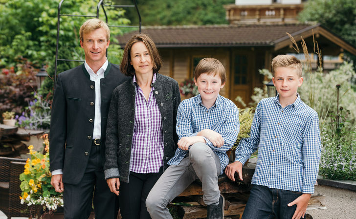 La famiglia Angelika e Christian Pfurtscheller con Matthias e Thomas